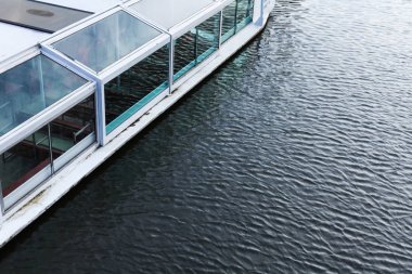 Turizm tekne ve Restoran Nehri panoramik ziyaret için üzerinde. Balık restorantı pencereler. 