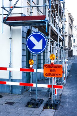 Trafik işaretleri ve yaya uyarı. Yayalar için inşaat site uyarısı. Güvenlik Uyarısı inşaat sitesinde.
