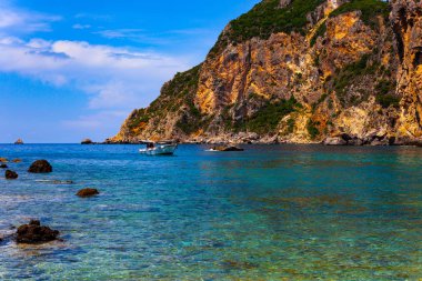 Güzel manzara mavi gökyüzü ve denizin Adaları yan tarafından ile birlikte. Deniz ve gökyüzü ile tatil kavramı görüntü.