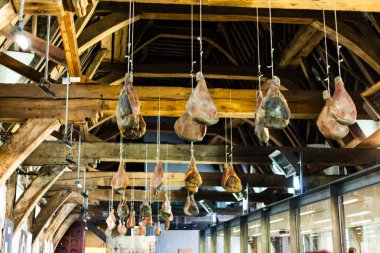 Jambon tavandan sarkan Ahşap Kirişler bağımlısı. Geleneksel şekilde kurutma et. Domuz jambon havada kurutma.