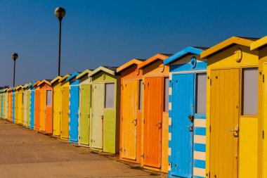 Ahşap kamu Odalar sahilde değiştirin. Renkli değişiklik Odalar. Tatil kavramı.