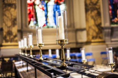 Mum içinde Hıristiyan kilise alevler. Sarı mum da kilise grubu. Yanmış mumlar ile karanlık ruh hali.