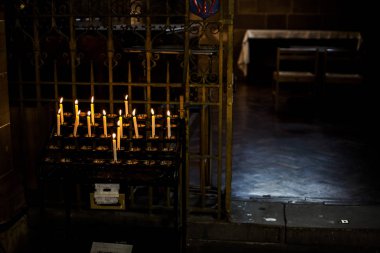 Mum içinde Hıristiyan kilise alevler. Sarı mum da kilise grubu. Yanmış mumlar ile karanlık ruh hali.