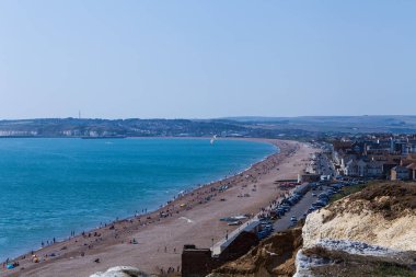 Güzel manzara uçurum ve güneşli bir günde sakin deniz ile. Tatil kavramı kopya alanı ile.