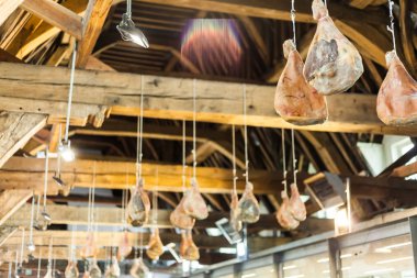 Jambon tavandan sarkan Ahşap Kirişler bağımlısı. Geleneksel şekilde kurutma et. Domuz jambon havada kurutma.
