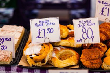 Pasta ve kurabiye Dükkanı penceresinde fiyat etiketleri ile. Lezzetli tatlılar satış. Hamur işleri satış gıda kavramı.