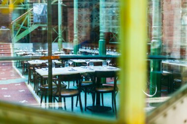 Bir görünümden tablolar ile Restoran Bahçe penceresinde ayarlayın. Restoranın bahçesinde güneşli gün.