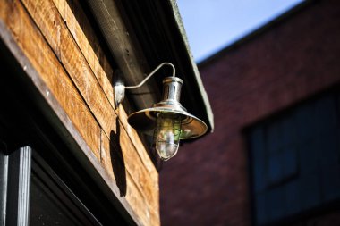 Yukarıda kapı ahşap bir gemide bir ampul ile antika lamba.