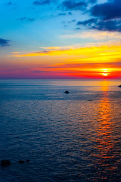 Прекрасний сонячний годинник на морі з жовтим сонцем на горизонті. Зображення концепції свята з заходом сонця . — стокове фото