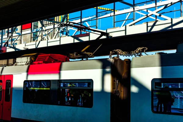 Zug auf dem Bahnhof wartet auf Passagiere. elektrischer Zug mit Fahrgästen. Konzeptionelles Image für Reisen und Tourismus. — Stockfoto