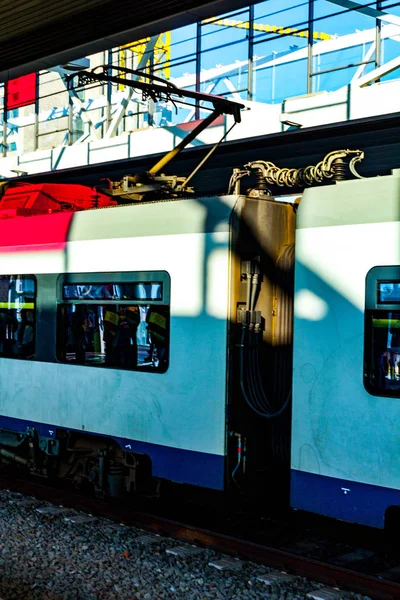 A vonat az állomáson vár az utasokra. Elektromos vonat utasokat. Utazási és idegenforgalmi fogalmi kép. — Stock Fotó