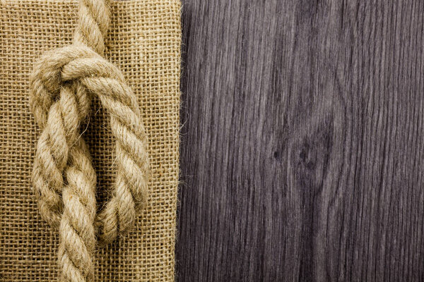 Узел на веревке на деревянной доске с копировальным местом. Старая косуля
.