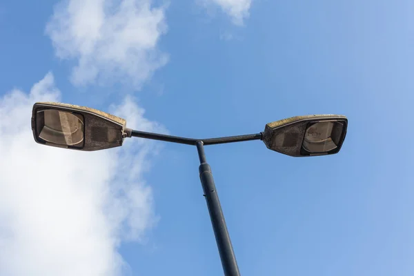 Veřejné osvětlení na letní s modrou oblohou v pozadí. Elektřina a energetické koncepce s pouliční lampa. — Stock fotografie