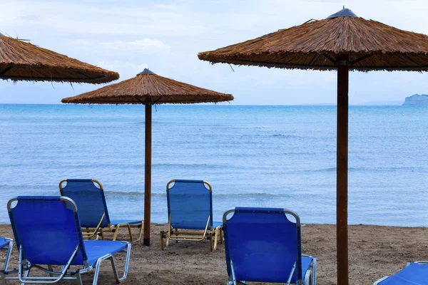 Παραλία στη θάλασσα, με παραλία και φαράγγι. Πλαστικά καθίσματα πάνω στην αμμώδη παραλία. Έννοια διακοπές με την παραλία και τη θάλασσα στο παρασκήνιο. — Φωτογραφία Αρχείου