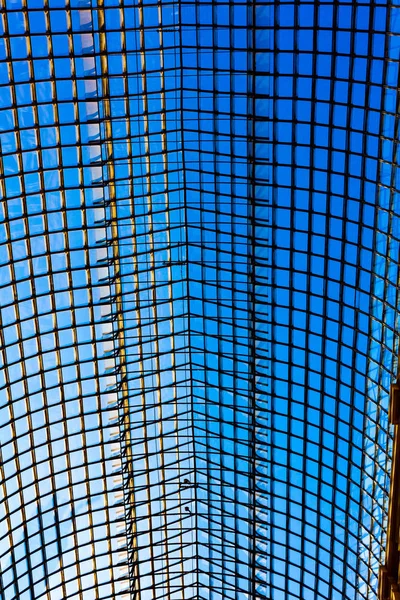 Transparente Decke aus Glas. Decke aus Glas. Verkabelte Decke zwischen zwei Gebäuden. — Stockfoto
