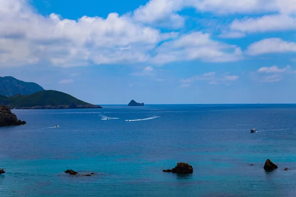Holiday koncepció kép a tenger és az ég. A kék ég és a tenger-szigetek mellett a gyönyörű tájkép. — Stock Fotó