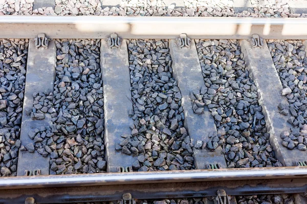 Taş ve ahşap kurulları ile Demiryolları closeup görünümünü onlara. Tren ve demiryolları ile seyahat kavramı. — Stok fotoğraf