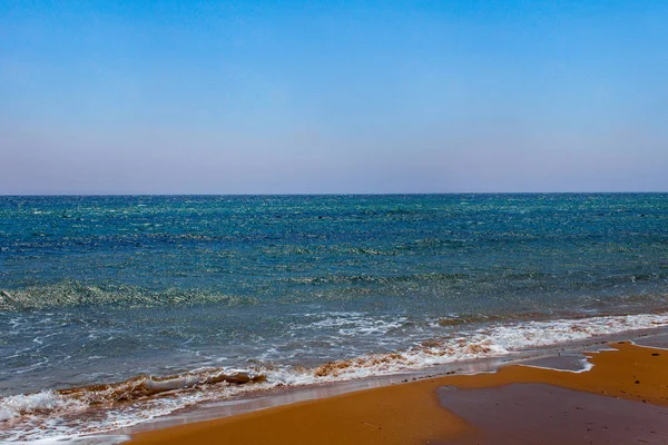 Image concept de vacances avec mer et ciel. Beau paysage avec ciel bleu et mer avec des îles à côté . — Photo