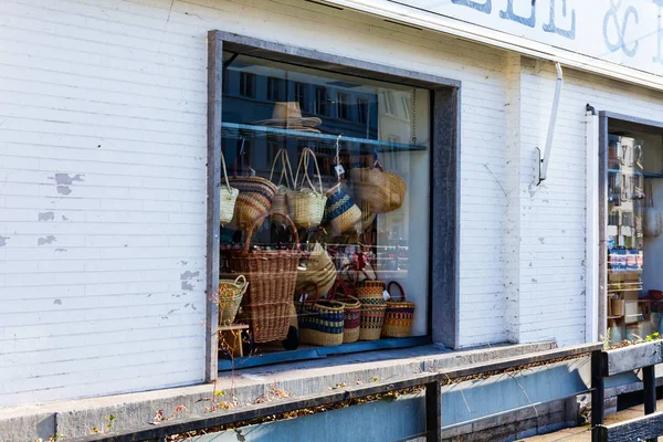 店の窓で pruce 不織布バッグ。手作りの不織布バッグ ショップ. — ストック写真