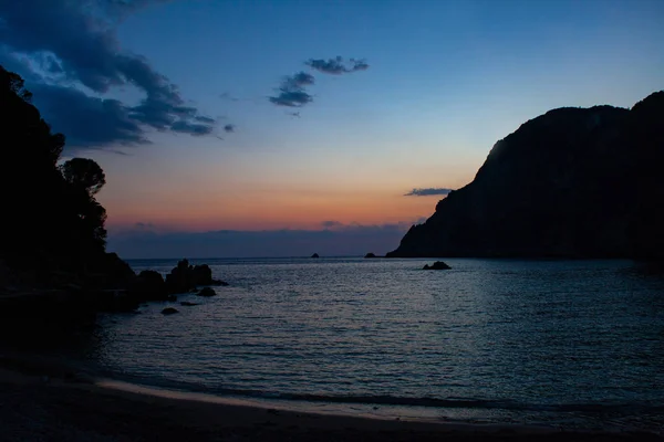 Una playa de arena en el mar en el atardecer con un cielo azul en el fondo. Concepto de calma y paz en las vacaciones . —  Fotos de Stock