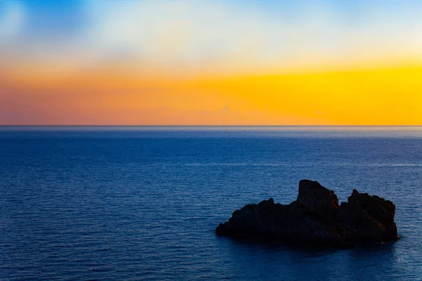 Imagem de conceito de férias com mar e céu. Bonito cênico com céu azul e mar com ilhas ao lado . — Fotografia de Stock