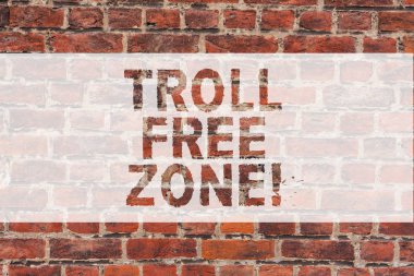 Serbest bölge troll yazma el yazısı metin. Sosyal ağ hoşgörü ve iyi hal nerede bir ilke tuğla duvar sanatı anlam kavramı grafiti motivasyonel çağrı duvarda yazılı tarihlerde.