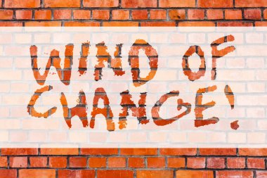 Rüzgar Of Change gösterilen not yazma. Farklı bir şekilde tuğla duvar sanat Graffiti motivasyonel çağrı duvarda yazılı gibi şeyler yapıyor büyütmeye değiştirme zaman vitrine iş fotoğraf.
