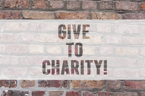 Escrevendo uma nota mostrando Give To Charity. Exibição de fotos de negócios Doe dando coisas não usadas mais para mostrar a arte da parede de tijolos como Graffiti chamada motivacional escrita na parede . — Fotografia de Stock