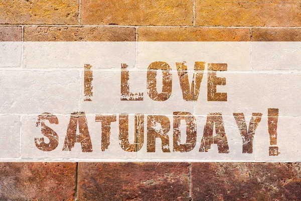 Szöveg jel mutatja én szerelem szombaton. Fogalmi fénykép van szeretettel boldog hétvége izgatott pihenni téglafal művészet, mint a Graffiti motivációs hívás a falra írt. — Stock Fotó