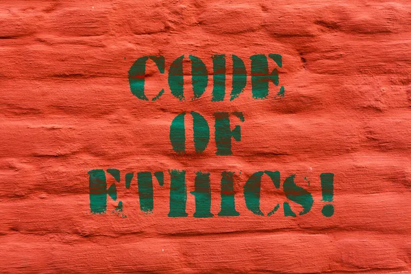 Word schrijven tekst Code Of Ethics. Businessconcept voor morele regels ethische integriteit eerlijkheid goede procedure bakstenen muur kunst zoals motiverende gesprek Graffiti op de muur geschreven. — Stockfoto