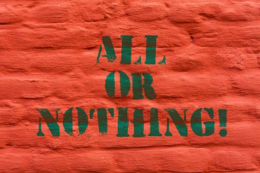 Word metin tüm ya da hiçbir şey yazma. İş kavramı almak ya da her şeyi kaybetmek yok orta kabul edilen tuğla duvar sanat Graffiti motivasyon gibi işaret deyin yazılı duvara.