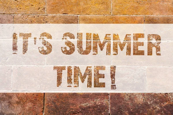 Текстовый знак "It S Summer Time". Концептуальные фото Расслабьтесь солнечный жаркий сезон года Пляжная поездка Кирпичная стена искусства, как граффити мотивационный вызов написан на стене . — стоковое фото