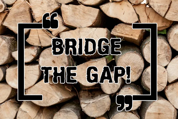 Znak tekstowy Wyświetlono most Gap. Koncepcyjne zdjęcie pokonać przeszkody wyzwanie odwagi inicjacji drewniane tło vintage drewna wiadomość dzikie pomysły intencje myśli. — Zdjęcie stockowe
