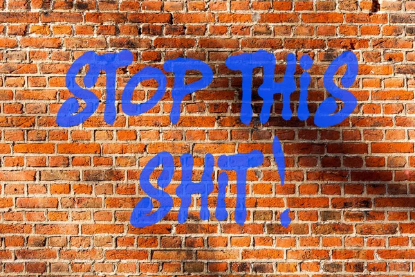 Escrita conceitual mostrando Stop This Shit. Texto da foto de negócios Chega de coisas ruins acontecendo Para ficar chateado por algo Brick Wall arte como Graffiti chamada motivacional escrito na parede . — Fotografia de Stock