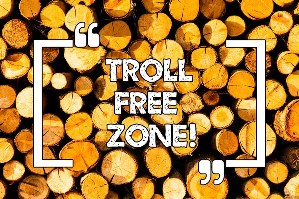 Texto de escritura de palabras Troll Free Zone. Concepto de negocio para la red social donde la tolerancia y el buen comportamiento es una política Madera fondo madera vintage mensaje salvaje ideas intenciones pensamientos . — Foto de Stock