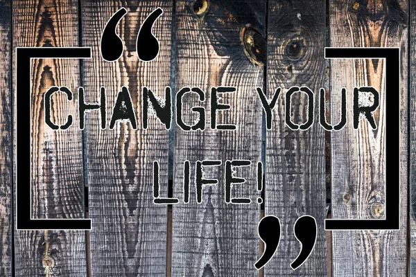 Handgeschreven tekst Change Your Life. Concept wat betekent leven doelen en beloon jezelf wanneer u ze houten achtergrond vintage hout wilde bericht ideeën bedoelingen gedachten bereiken. — Stockfoto