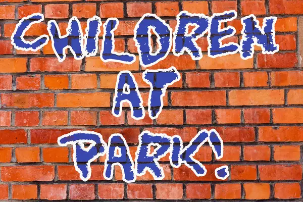 Текст текста "Дети в парке". Бизнес-концепция места специально разработана, чтобы позволить детям играть там Кирпичные стены искусства, как граффити мотивационный вызов написан на стене . — стоковое фото