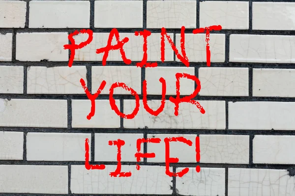 Konceptuální ručně psaného textu zobrazeno Paint Your Life. Firemní Foto text aby vaše dny, barevné, být veselý motivované inspirované cihlová zeď umění jako motivační volání Graffiti na zdi. — Stock fotografie