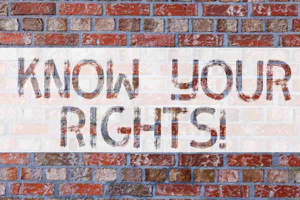 Handschriftliche Textstellen kennen Ihre Rechte. Konzept bedeutet, die Demonstranten zu fragen, ob sie gute Kenntnisse darüber haben, was legale Ziegelsteinkunst wie Graffiti-Motivationsaufruf an der Wand ist. — Stockfoto