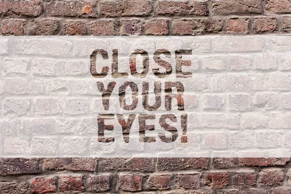 Текст слова "Закрой глаза". Бизнес-концепция для вашего взгляда У нас есть сюрприз для вас, не заглядывайте в искусство Brick Wall, как в мотивационный призыв граффити, написанный на стене . — стоковое фото