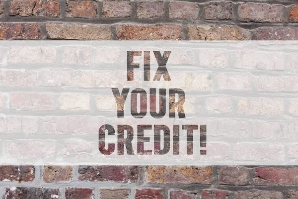 Escribir nota mostrando Fix Your Credit. Exhibición de fotos de negocios Mantenga los saldos bajos en tarjetas de crédito y otros créditos Brick Wall art como Graffiti llamada motivacional escrita en la pared . — Foto de Stock