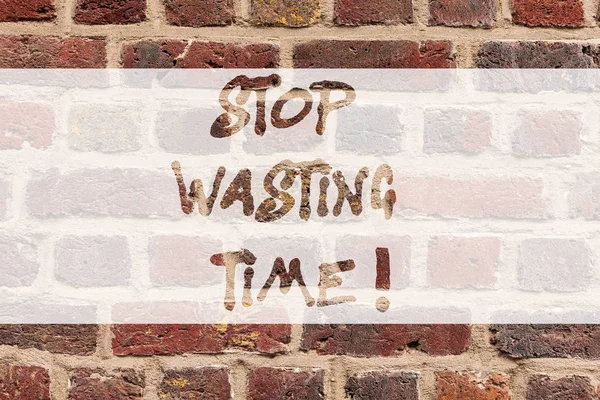Schrijven van notitie weergegeven: stoppen met verspillen van tijd. Zakelijke foto presentatie van iets dat onnodige produceert geen voordeel bakstenen muur kunst zoals motiverende gesprek Graffiti op de muur geschreven. — Stockfoto