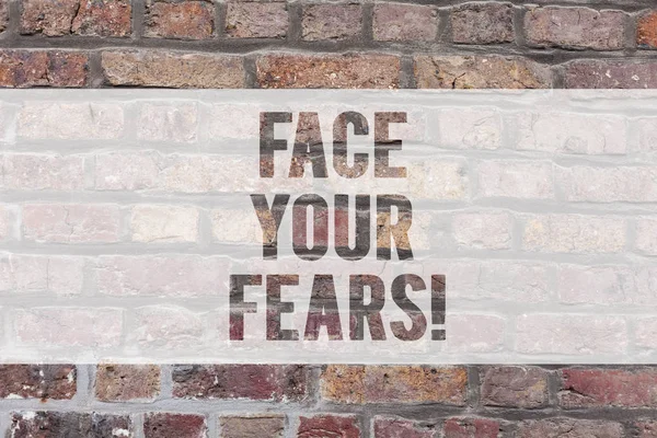 Het schrijven van nota uw angsten gezicht tonen. Zakelijke foto presentatie de moed hebben te overwinnen angst moedig onbevreesd bakstenen muur kunst zoals motiverende gesprek Graffiti op de muur geschreven worden. — Stockfoto