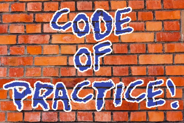 Word Writing Text Code of Practice. Geschäftskonzept für schriftliche Regeln erklärt, wie das Zeigen bestimmter Arbeit Ziegelwand Kunst wie Graffiti Motivationsaufruf an die Wand geschrieben. — Stockfoto