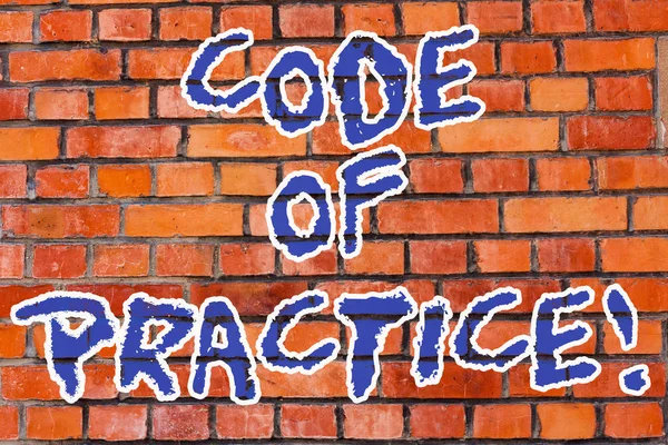 Слово написання тексту Кодекс практики. Бізнес-концепція письмових правил пояснює, як показати робочу конкретну роботу мистецтва цегляної стіни на зразок мотиваційного виклику Графіті, написаного на стіні . — стокове фото