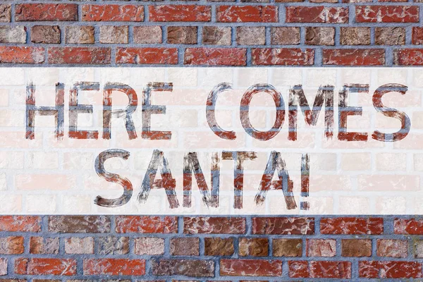 필기 텍스트 여기 산타 온다 쓰기입니다. 크리스마스 노래 서 면과 벽에 낙서 동기 호출 처럼 유전자 Autry 벽돌 벽 예술에 의해 수행을 의미 하는 개념. — 스톡 사진