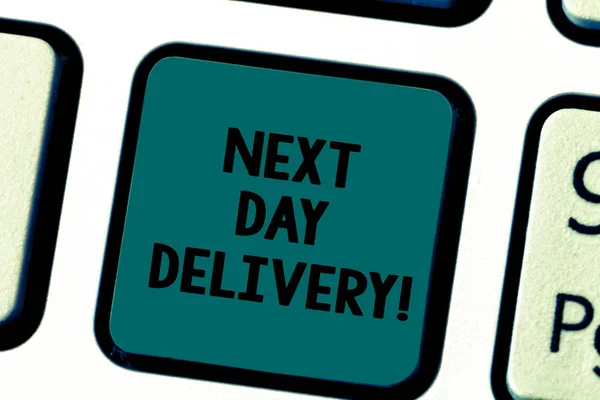 Schrijven van notitie weergegeven: Next Day Delivery. Zakelijke foto presentatie van dienst kunt dat u geleverde dag na bestelling toets op het toetsenbord voornemen om computer bericht te drukken toetsenblok idee te maken hebben. — Stockfoto