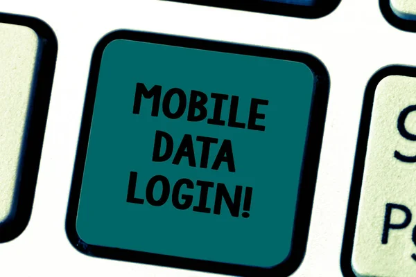 Nota de escrita mostrando Mobile Data Login. Exibição de fotos de negócios permite que os usuários de smartphones acessem a internet sem chave de teclado WiFi Intenção de criar uma mensagem de computador pressionando a ideia do teclado . — Fotografia de Stock