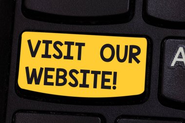 Kavramsal el bizim Web sitesini ziyaret edin gösterilen yazma. İş fotoğraf gitmek-den geçerek içerik klavye görmek için site URL'sini Internet tarayıcısında vitrine anahtar bilgisayar ileti fikir oluşturmak için niyet.