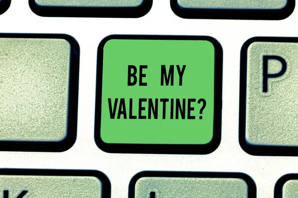 Texto de caligrafia Be My Valentine. Conceito significado Proposta para ir em uma data em 14 de fevereiro sentimentos roanalysistic Teclado chave Intenção de criar mensagem de computador pressionando ideia teclado . — Fotografia de Stock